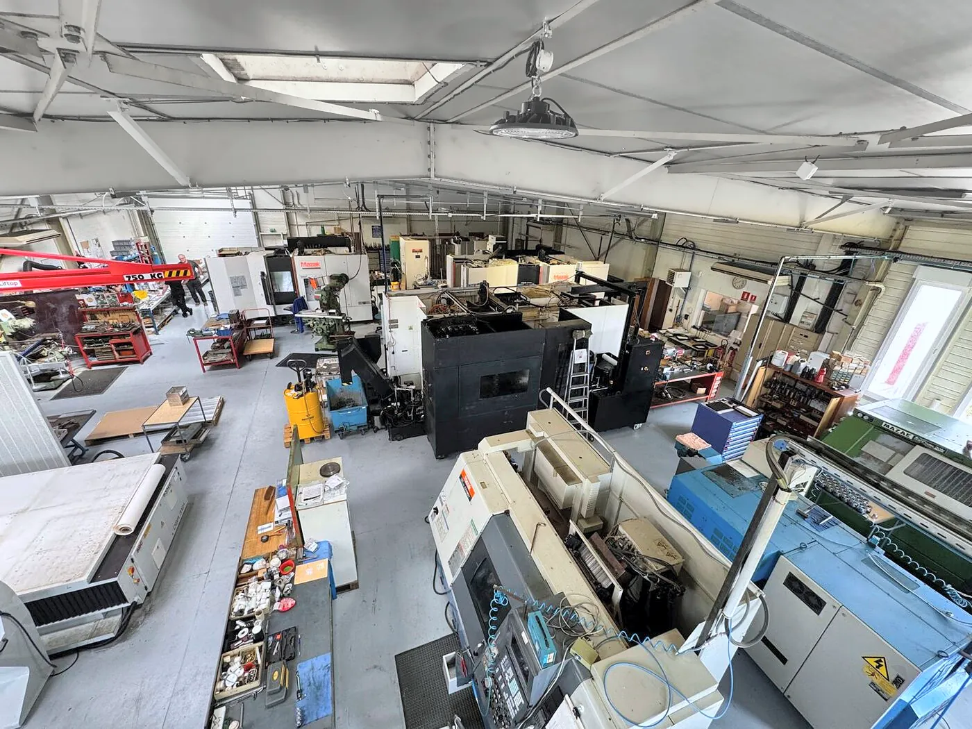 Vue générale de l'atelier Alésage XC — centres d'usinage MAZAK, tours CNC et postes d'établi, Le Châtelet-en-Brie (77)