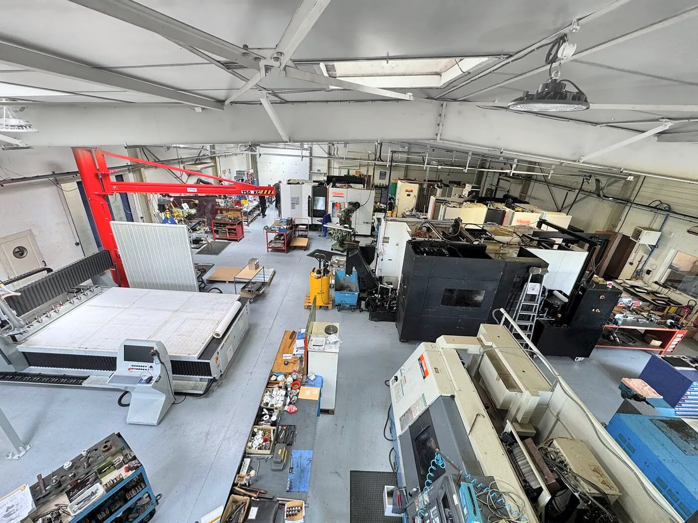 Allée centrale de l'atelier — fraiseuse grand format SBC DBA à gauche, ligne MAZAK au fond, atelier Alésage XC, Le Châtelet-en-Brie (77)