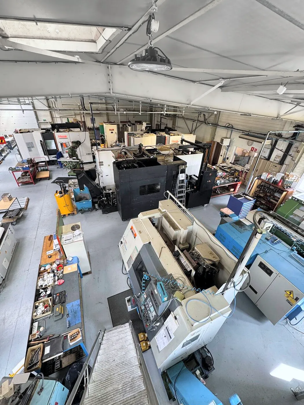 Vue plongeante sur les tours CNC MAZAK et les postes d'établi de l'atelier Alésage XC, atelier Alésage XC, Le Châtelet-en-Brie (77)