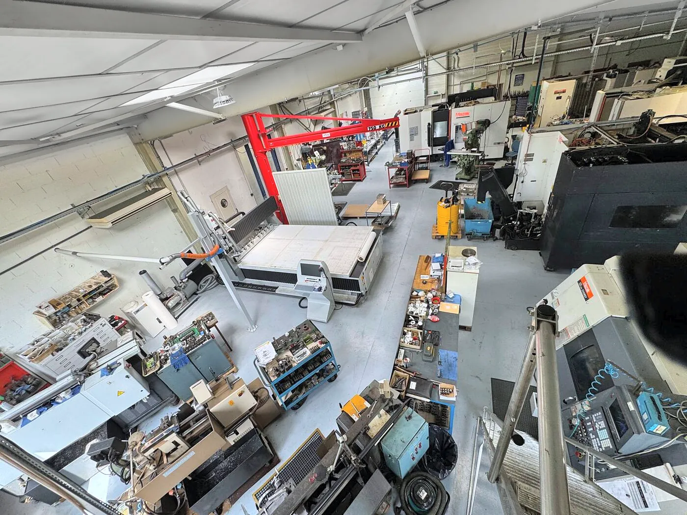L'atelier Alésage XC dans sa longueur — table de la fraiseuse SBC DBA, potence de manutention 750 kg, atelier Alésage XC, Le Châtelet-en-Brie (77)