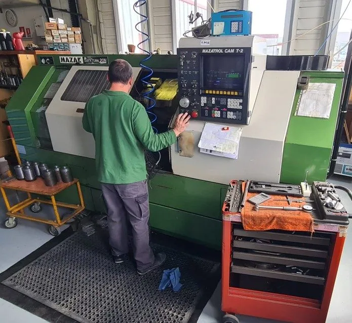Opérateur au pupitre MAZATROL du tour MAZAK QT20N — atelier Alésage XC, Le Châtelet-en-Brie (77)