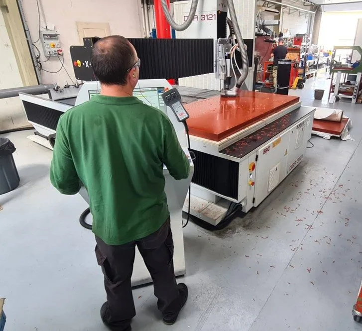 Opérateur pilotant la fraiseuse SBC DBA pendant le fraisage d'une plaque grand format — atelier Alésage XC, Le Châtelet-en-Brie (77)