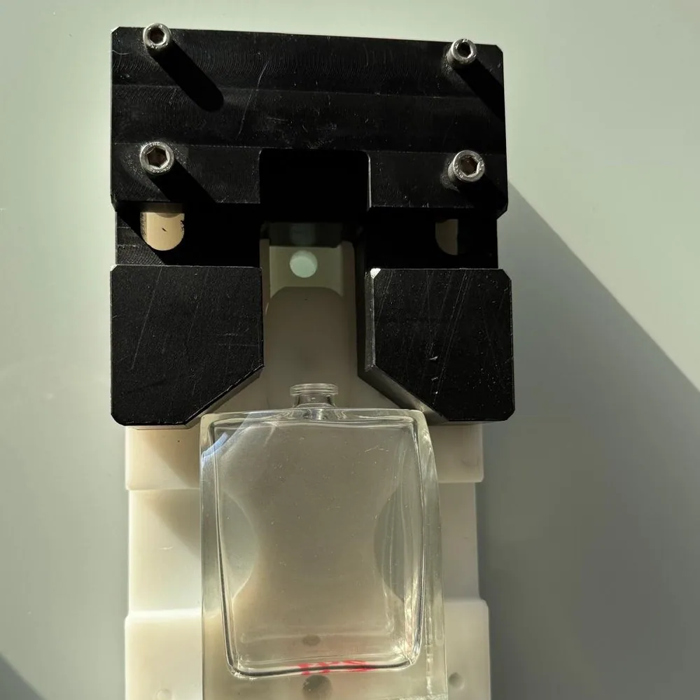 Posage de maintien pour flacon de verre : mors en aluminium anodisé noir et embase en polymère technique — Alésage XC