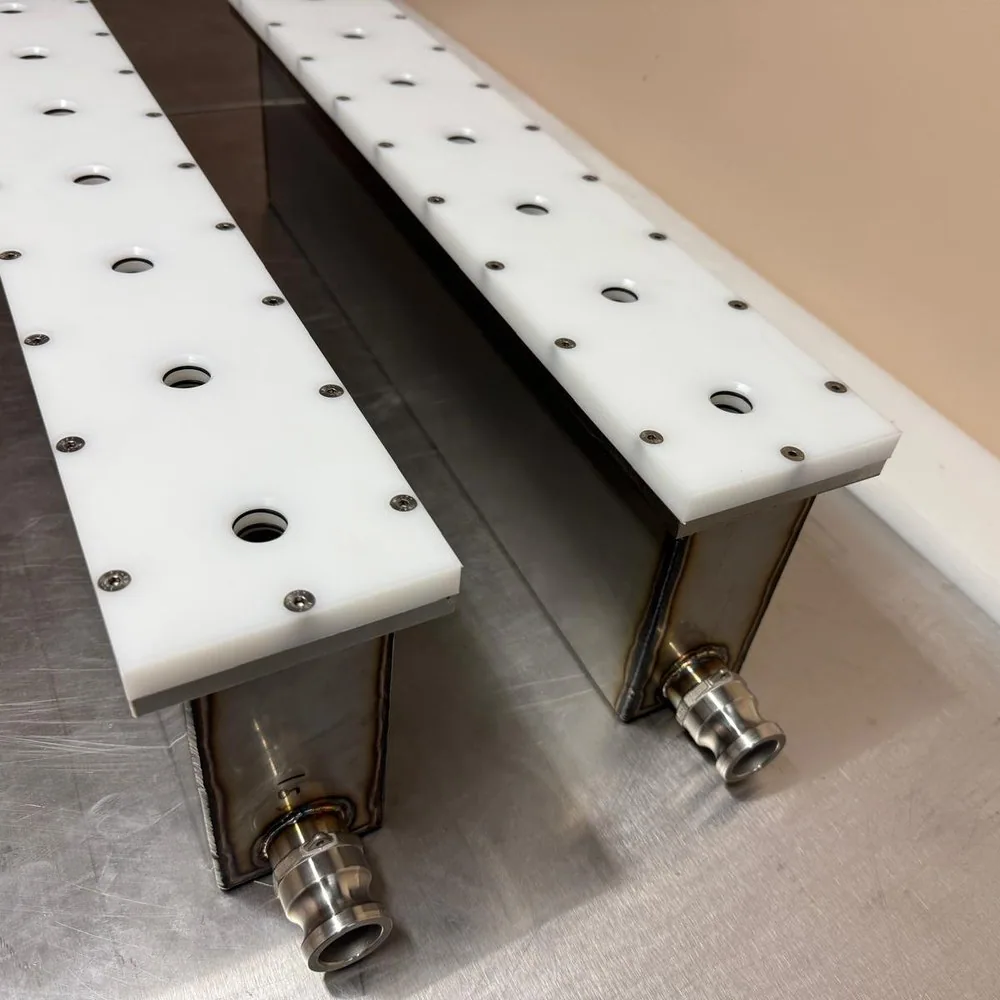 Paire de rampes en polymère technique montées sur caissons inox soudés, avec raccords rapides symétriques — Alésage XC