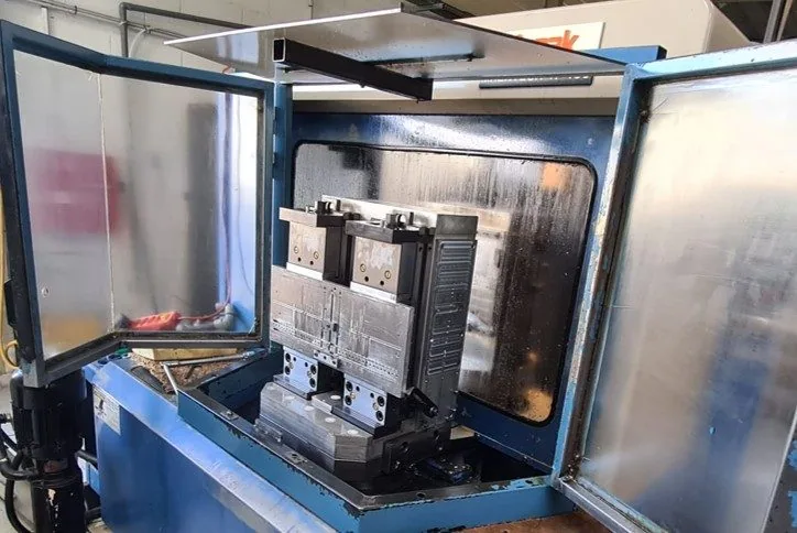 MAZAK H400 — palette équipée de deux étaux et pièces en cours d'usinage — atelier Alésage XC, Le Châtelet-en-Brie (77)