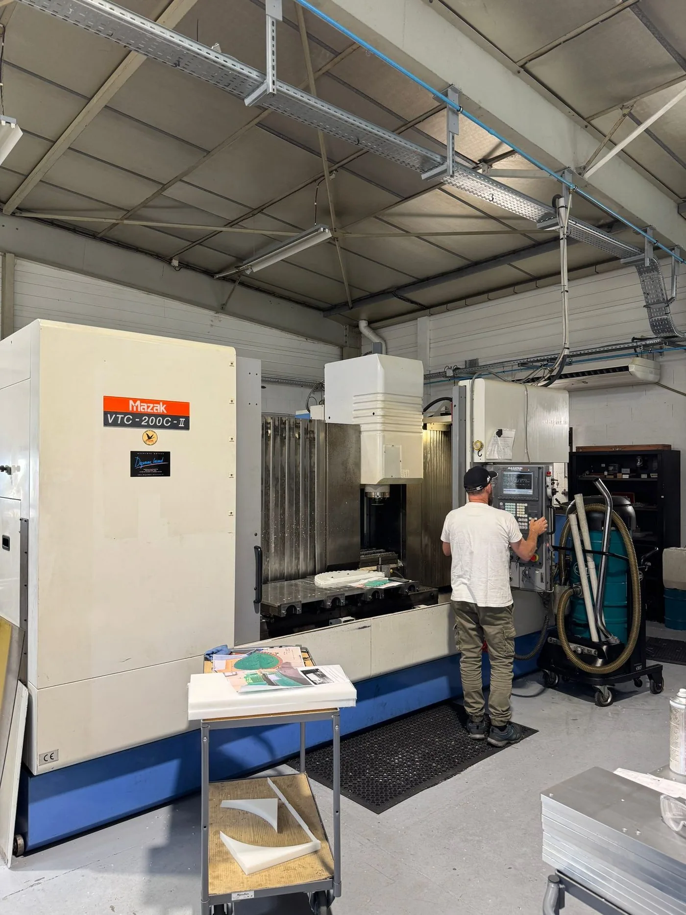 MAZAK VTC 200C — usinage en cours — atelier Alésage XC, Le Châtelet-en-Brie (77)