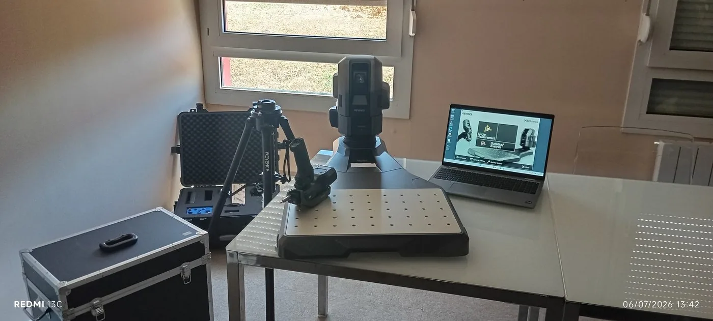 Bras de mesure KEYENCE XM-5000 et ses accessoires — atelier Alésage XC, Le Châtelet-en-Brie (77)
