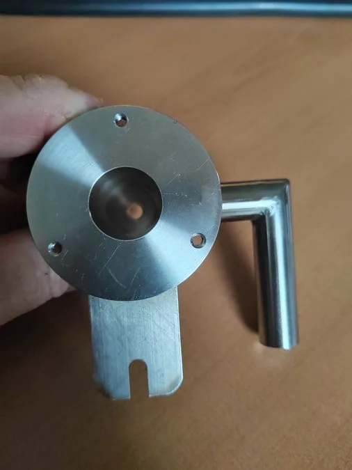 Détail de la bride de centrage et de l'alésage IT7 poli miroir Ra 0,2 µm
