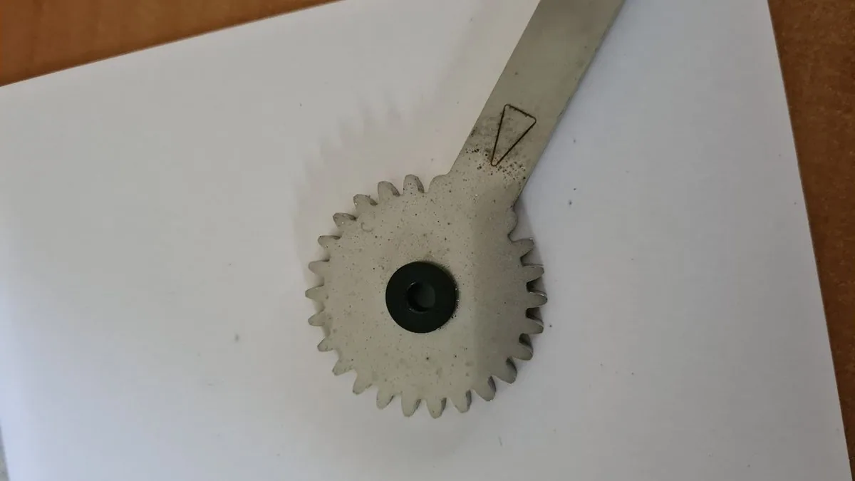 Secteur denté du compas de contrôle, découpé laser puis repris en usinage