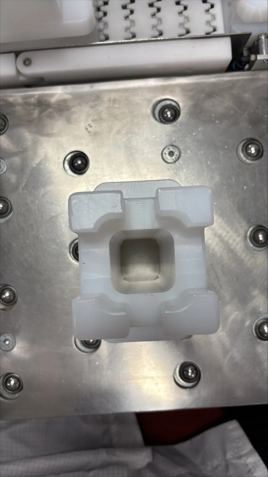 Godet PEHD usiné sur mesure pour flacon de parfum, monté sur le plateau de la ligne de conditionnement — Alésage XC