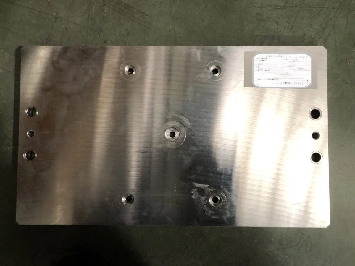 Plaque de posage aluminium usinée, perçages de positionnement — électronique audio haut de gamme