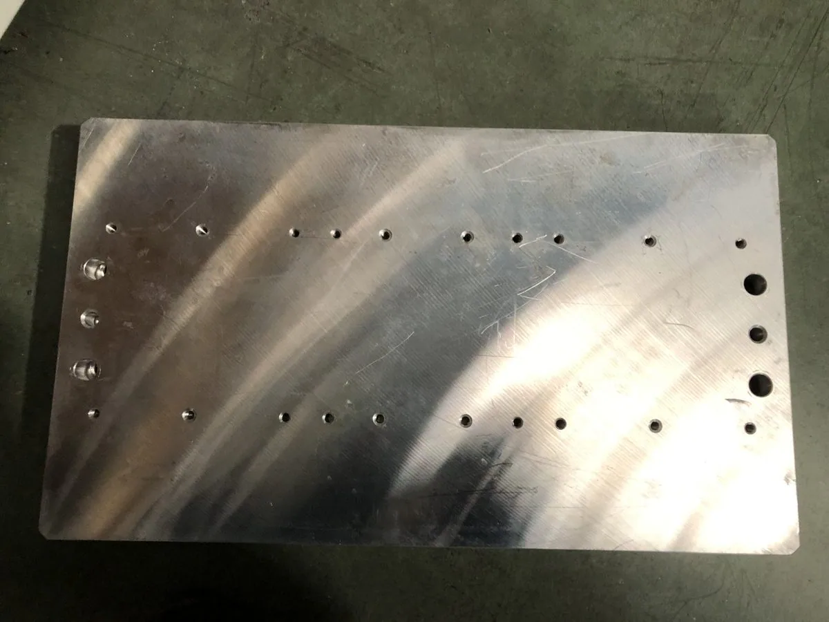 Plaque de posage aluminium vue d'ensemble, rangée de perçages de positionnement