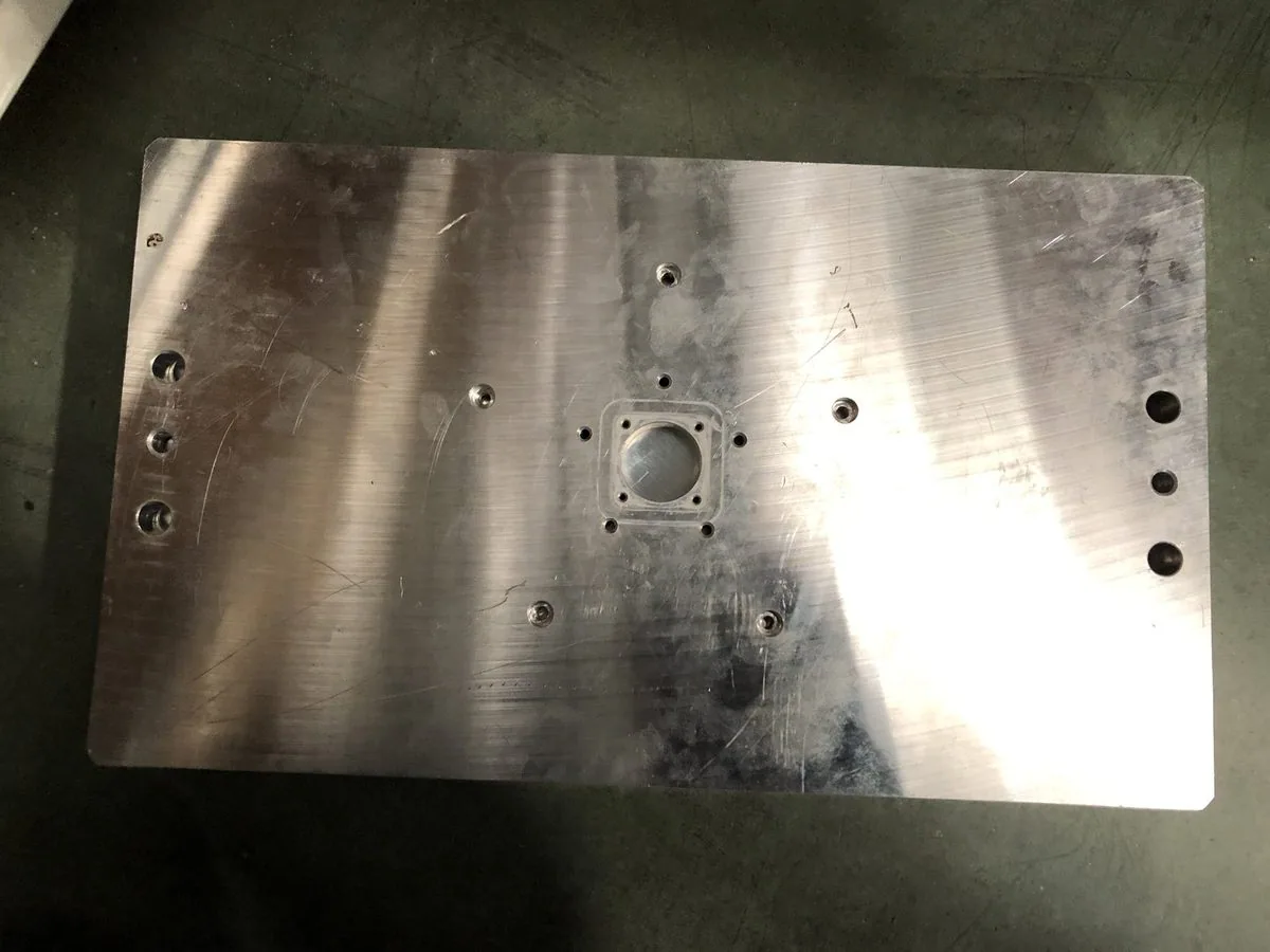 Détail de l'empreinte centrale et des perçages usinés sur la plaque de posage