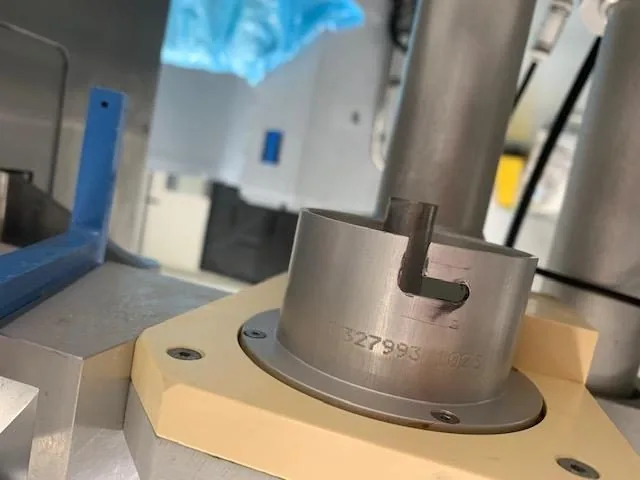 Pièce d'orienteur tournée en inox, montée sur son support de réglage
