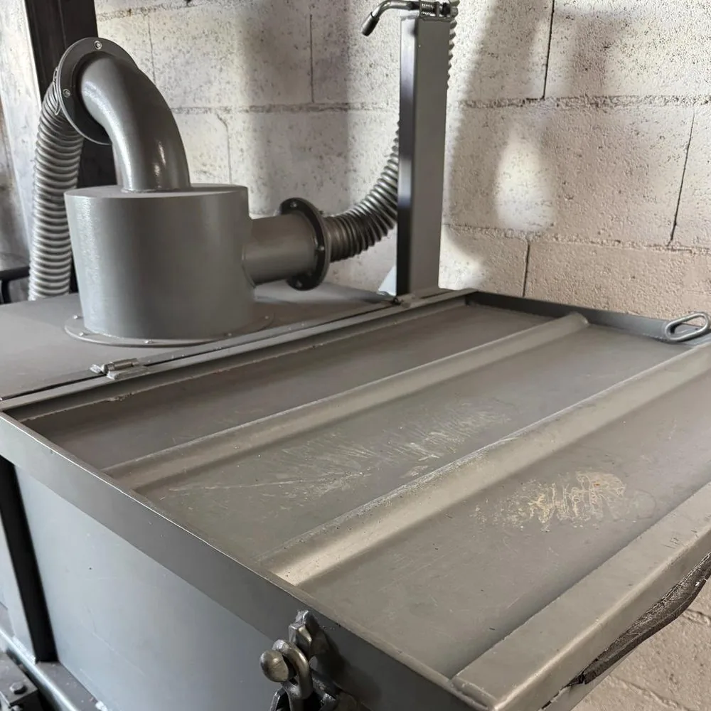 Bac de récupération des copeaux et sa hotte d'aspiration en sortie de machine — atelier Alésage XC, Le Châtelet-en-Brie (77)