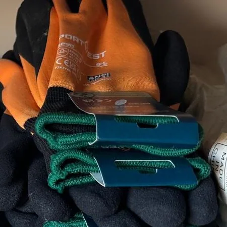 Dotation de gants de protection en stock à l'atelier — Alésage XC, Le Châtelet-en-Brie (77)