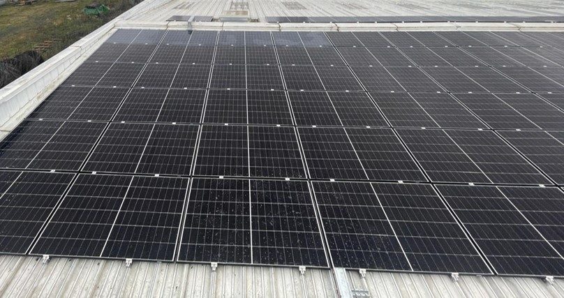Rangées de panneaux photovoltaïques posées sur le bac acier de la toiture de l'atelier d'Alésage XC