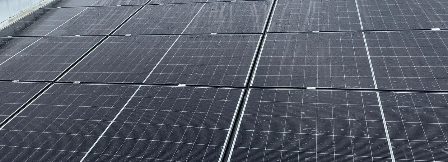 Centrale photovoltaïque en autoconsommation posée fin 2025 sur la toiture de l'atelier d'Alésage XC, au Châtelet-en-Brie