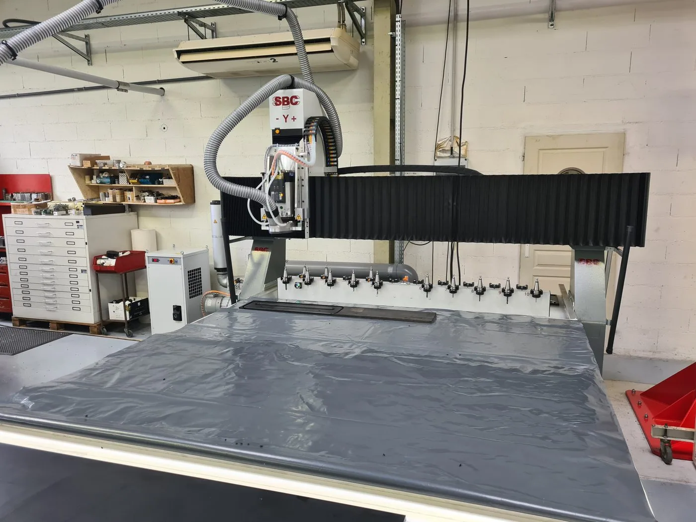 Fraiseuse grand format SBC Automation DBA, table aspirante 2100 × 3100 mm — atelier Alésage XC, Le Châtelet-en-Brie (77)