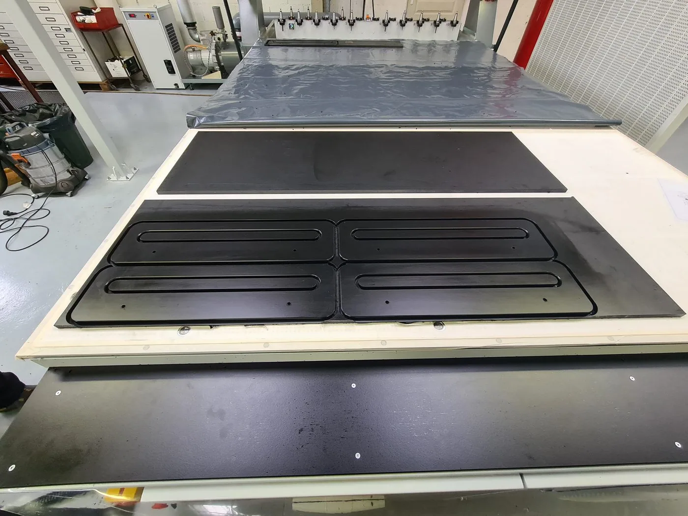Réseau de rainures usiné sur plaque POM-C — atelier Alésage XC, Le Châtelet-en-Brie (77)