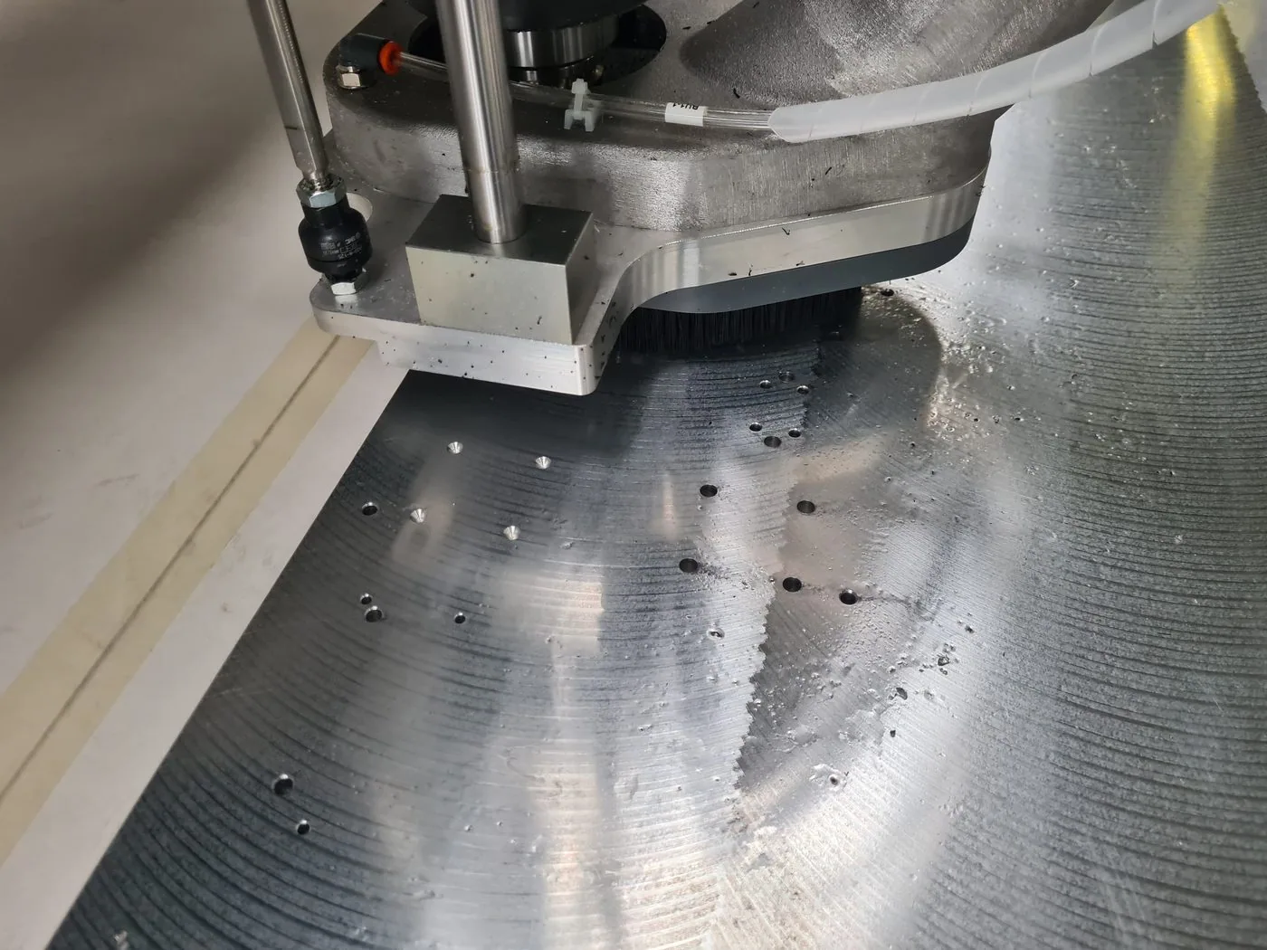 Plaque terminée — état de surface sortie machine — atelier Alésage XC, Le Châtelet-en-Brie (77)